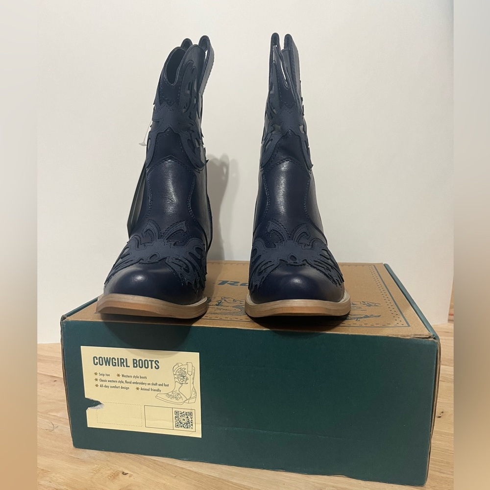 Cowgirl Boots in Navy Blue